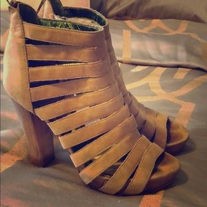 Chinese Laundry tan heels